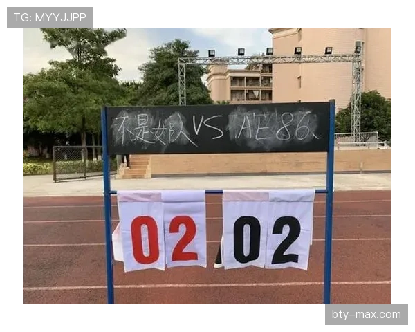点球击中门框未进，足球规则中如何判定后续动作？